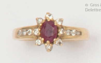Flower" ring in yellow gold, adorned with an oval ruby in a surround and shouldered with brilliant-cut diamonds. Finger size: 51. P. Rough: 3.3g.
