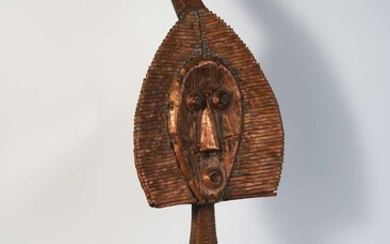 GABON. Reliquaire Kota en bois et lamelles de laiton. H. 55 cm. Travail ancien. Collection...