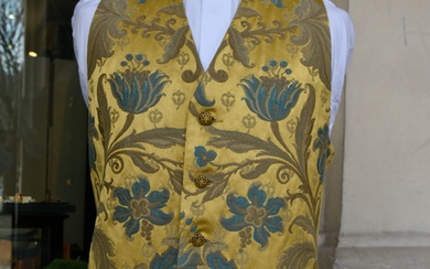 GILET LOUIS XIV, en soie et viscose à motifs de fleurs exotiques bleues et or...