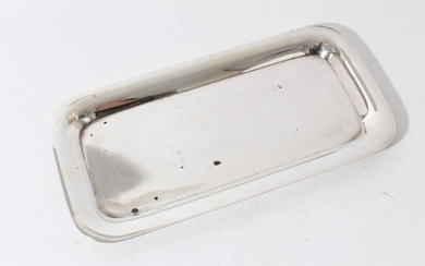 George V silver serving tray of rectangular form with rounded corners and presentation inscription to underside, (Birmingham 1923), maker Hukin & Heath, 13oz, 29.5cm in length