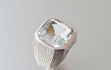 Gold signet ring 750 thousandths guilloché set with a square aquamarine with cut off sides 20 g.