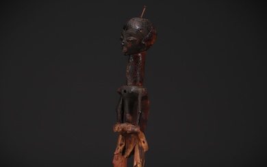 Grande statue masculine Lulua ou Bakwa-Luntu. Les statues rituelles Luluwa sont extremement rares. Cet exemple...