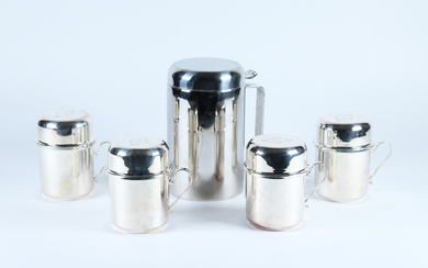 Gruppo di quattro tazze thermos con coperchi cifrati entro cartigli in argento a corpo liscio unite ad una bottiglia thermos…