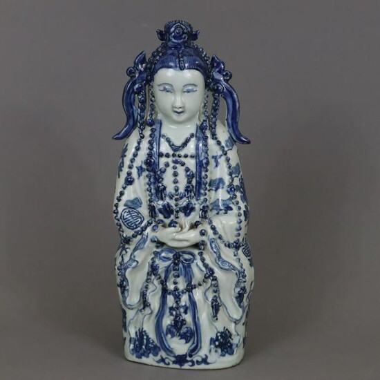 Guanyin mit Blau-Weiß-Dekor - China