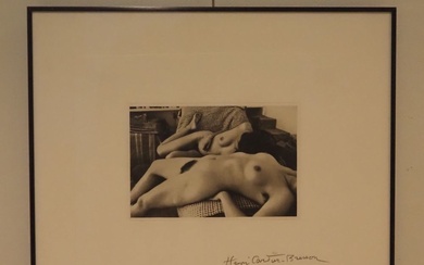Henri Cartier Bresson (1908-2004) : Photogravure, 2 nus couchés, signée au crayon dans la marge...