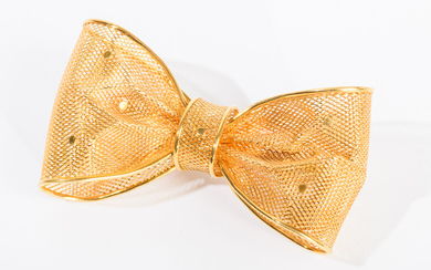 ITALIAN 18K YELLOW GOLD MESH DOTTED BOW-TIE DESIGN PIN. -...