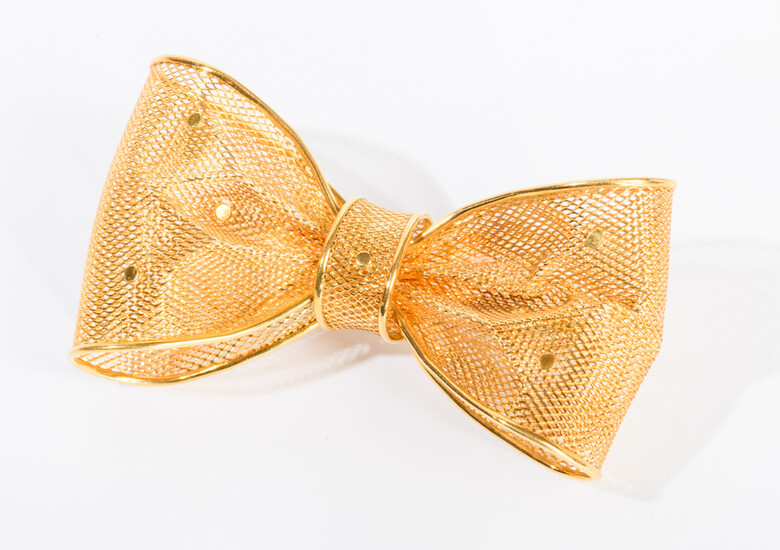 ITALIAN 18K YELLOW GOLD MESH DOTTED BOW-TIE DESIGN PIN. -...