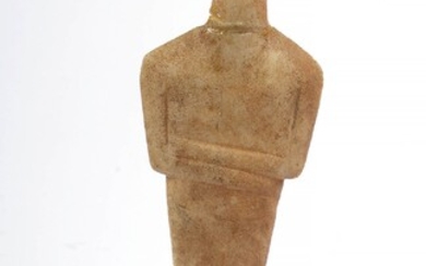 "Idole féminine en pied" en marbre blanc sculpté. Travail des Cyclades, probablement de l'île de...
