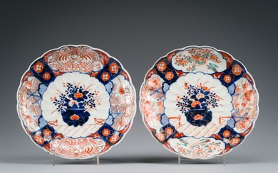 Japon - Imari Paire d'assiettes creuses en porcelaine de forme polylobée A décor central d'un...