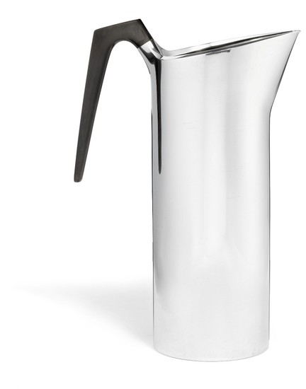 Karl Gustav Hansen: Sterling silver martini pitcher with carved horn handle. Made and marked by Hans Hansen anno 1968. H. 23.7 cm.