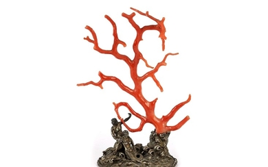 Kunstkammerobjekt mit großer roter Koralle in Form eines Baumes