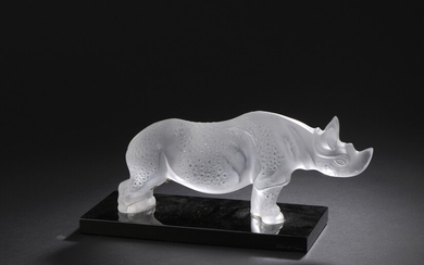 LALIQUE France Rhinocéros en cristal moulé pressé satiné. Signé "Lalique France" sur la terrasse. H_14...