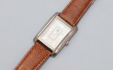 LIP, Steel watchband, rectangular dial 2.5 / 3 cm, cream background, Roman numerals, quartz movement, weight: 28.1gr. gross.