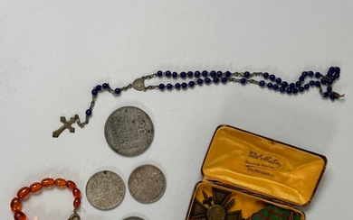 Lot comprenant : - bracelet en ambre - chapelet en métal et résine bleue -...