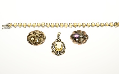 Lot de 4 bijoux en argent comprenant 2 broches ovales avec une perle et une...