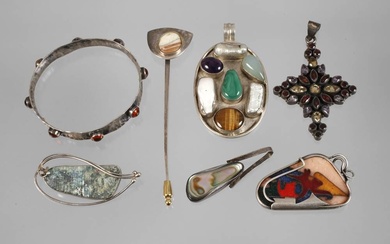 Lot de bijoux en argent 20e siècle, argent estampillé ou vérifié, composé de quatre pendentifs,...