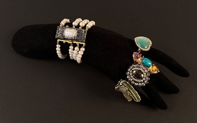 Lot de bijoux fantaisie comprenant : - Un bracelet à quatre rangs de perles d’eau...