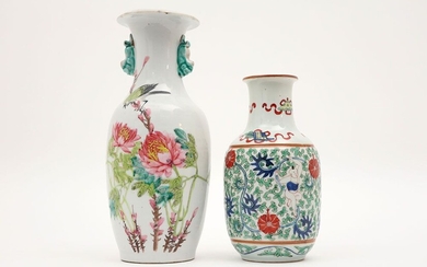 Lot de deux vases chinois en porcelaine, l'un avec un décor Wucai - hauteur :...