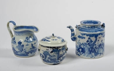 Lot de trois porcelaines bleues et blanches de Chine à décor floral, d'un "Paysage" et...