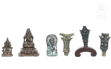 Lote de seis figuras de bronce indonesio.