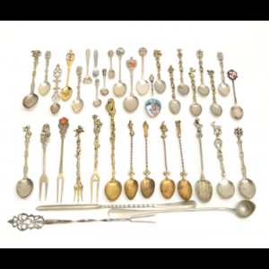 Lotto composto da trenta cucchiaini "souvenir" in argento e metallo (lievi difetti)