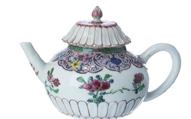 Lotus Teapot in Chinese porcelain, Yonghzeng