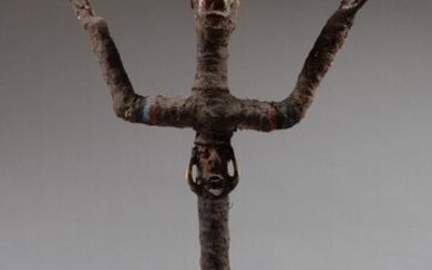MALEKULA (Smol Namba), Vanuatu. Figure représentant un personnage mythique duel bras levés, avec un visage...