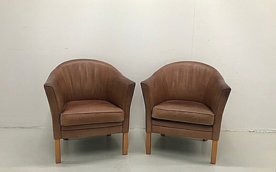 Mogens Hansen & Lars Kalmar: “Dronningestolen”. A pair of easy chairs with wooden legs. Seat, back and sides upholstered with leather. (2)