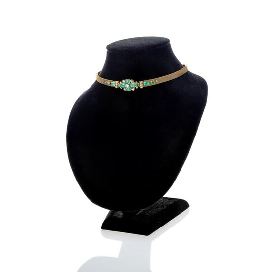 Necklace in low title gold, diamonds and emeralds