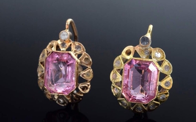 Pair of YG 585 earrings with rose and white stones of glass paste, 19th century, 3g, 1,3x2cm, missing parts, former collection Charles Crodel (1894-1973)/Mnch.