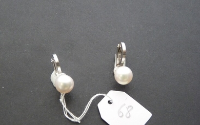 Paire de clips d'oreilles en or gris 18K (750/oo) ornés chacun d'une perle de culture...
