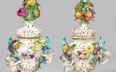 Paire de petits vases pot-pourri Meissen à décor floral Sur pied rond étagé, corps en...