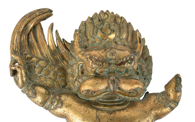 Pectoraal. Tibet. 19de-eeuw of vroeger. In de vorm van Garuda. Verguld brons. Rechtervleugel afgebroken.