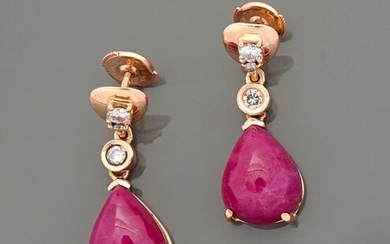 Pendants d'oreilles en or jaune, 750 MM, ornés de diamants portant un rubis taille poire,...