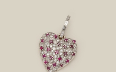 Pendentif coeur en or gris 18K (750/1000) pavé de diamants brillantés et semé de rubis...
