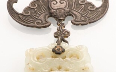 Pendentif en jade sculpté représentant une cloche, attache en métal à décor d'une chauve-souris, anciennement...