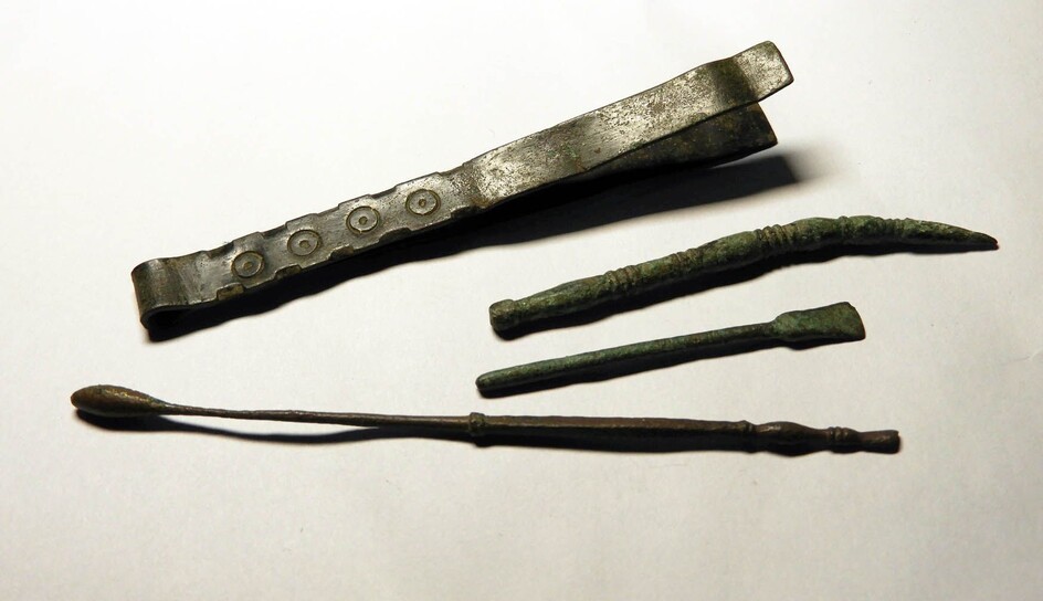 Quatre instruments dont pince à décor incisé.Bronze.... - Lot 268 - Vermot et Associés