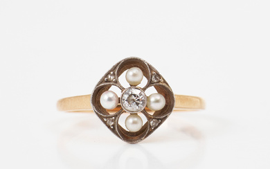 RING, 18k gold, old cut diamond approx. 0,08 ct, 4 rose cut diamonds and 4 cultured salt water pearls, stamped HA, indistinct city stamp, 1944.