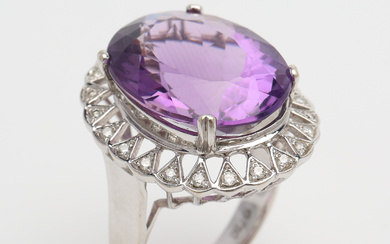 RING WITH AMETHYST AND DIAMONDS.