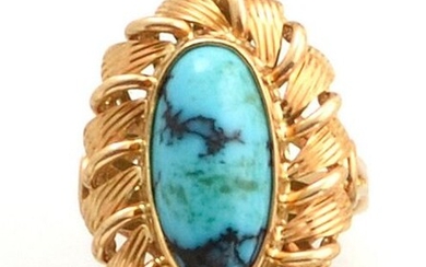 RING in yellow gold 750 thousandths adorned with a turquoise cabochon in a 1960s setting. TDD: 51 Gross weight: 8.5 g A turquoise yellow gold ring