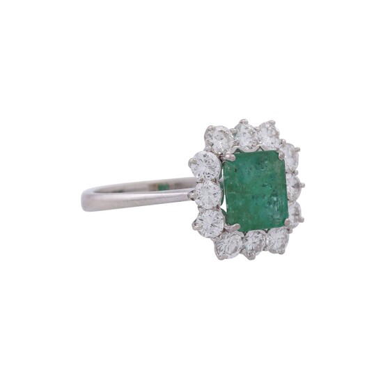 Ring mit Smaragd entouriert von Brillanten, zus. ca. 1,2 ct