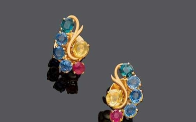 SAPPHIRE, RUBY AND GOLD EARRINGS, ca. 1960.