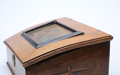 SHATULL WITH PAINTED LID. AN 18TH CENTURY BAROQUE OAK WITH MAPLE TRAY.