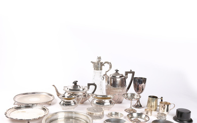 SILVER PLATED WARE TO INCLUDE A CLARET JUG, THREE PIECE TEA SET ETC. (QTY).