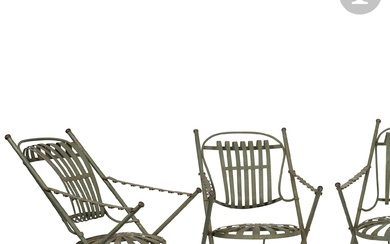 STYLE XIXe SIÈCLE Suite de 4 fauteuils pliants entièrement en métal laqué vert. Les structures...