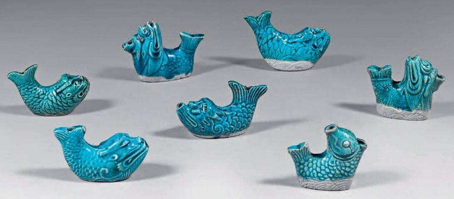 Seven porcelain biscuit dropper. Kangxi (1662-1722). In the shape of turquoise enamelled fishes, gingles.