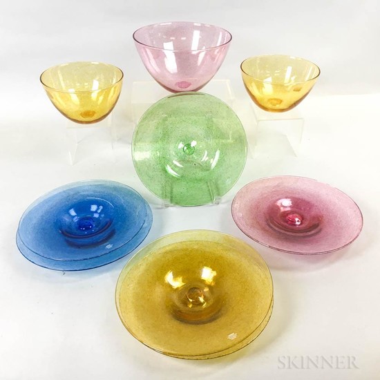 Six Cowdy Glass Workshop Plates and Three Bowls, England, c. 1990, two medium gold bowls, a large pink bowl, a green plate, two gold pl
