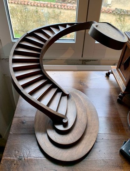Spiral staircase in natural wood, the landing drawing...