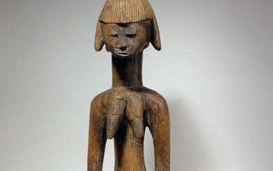 Statuette Mossi (Burkina faso) Personnage féminin les bras écartés du corps, forte expression du visage....