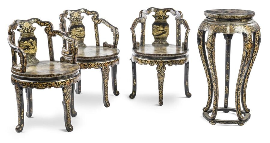THREE BLACK AND GOLD LACQUER CHAIRS AND A VASE STAND, China, Republic period - h. 87,5-97,5 cm